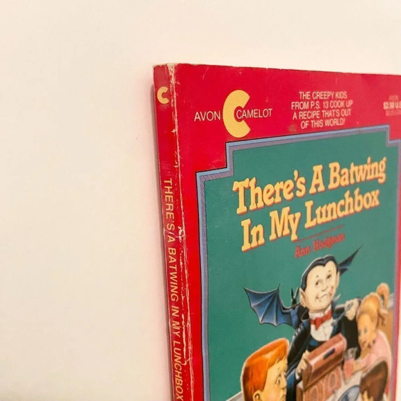 Vintage 1988 Theres a Batwing in My Lunchbox Ann Hodgman Avon Camelot Book - Picture 3 of 11